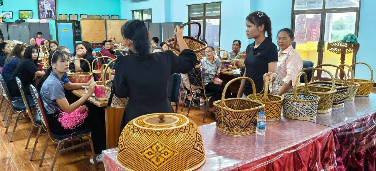 โครงการฝึกอบรมพัฒนาอาชีพสำหรับประชาชน หลักสูตรการทำตะกร้าหวายเทียม